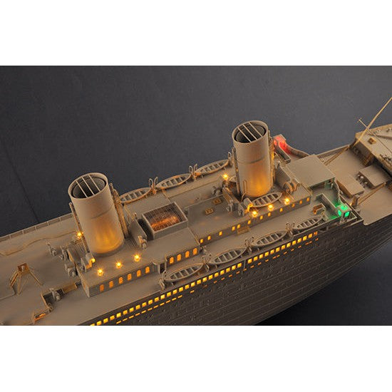 03719 1/200 Titanic with LED Light Set Plastic Model Kit