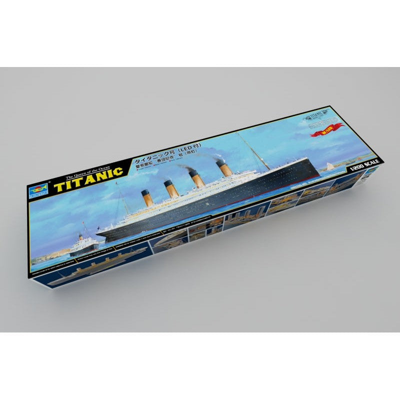 03719 1/200 Titanic with LED Light Set Plastic Model Kit