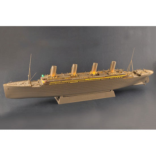 03719 1/200 Titanic with  LED Light Set Plastic Model Kit
