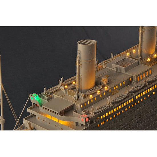 03719 1/200 Titanic with  LED Light Set Plastic Model Kit