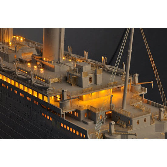 03719 1/200 Titanic with  LED Light Set Plastic Model Kit