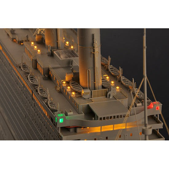 03719 1/200 Titanic with  LED Light Set Plastic Model Kit