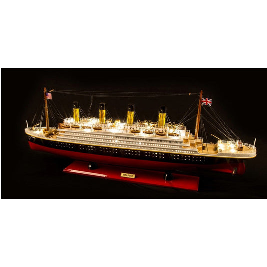03719 1/200 Titanic with  LED Light Set Plastic Model Kit